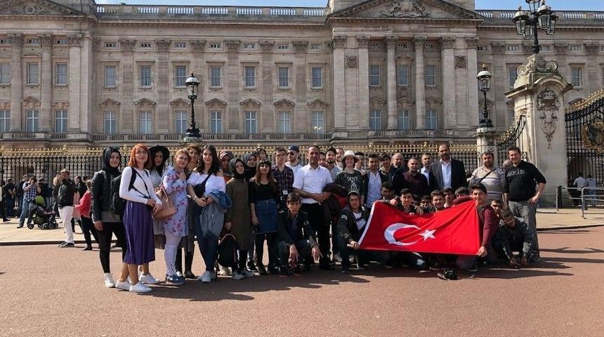 Öğrenciler İngiltere’de Eğitim Alıyorlar