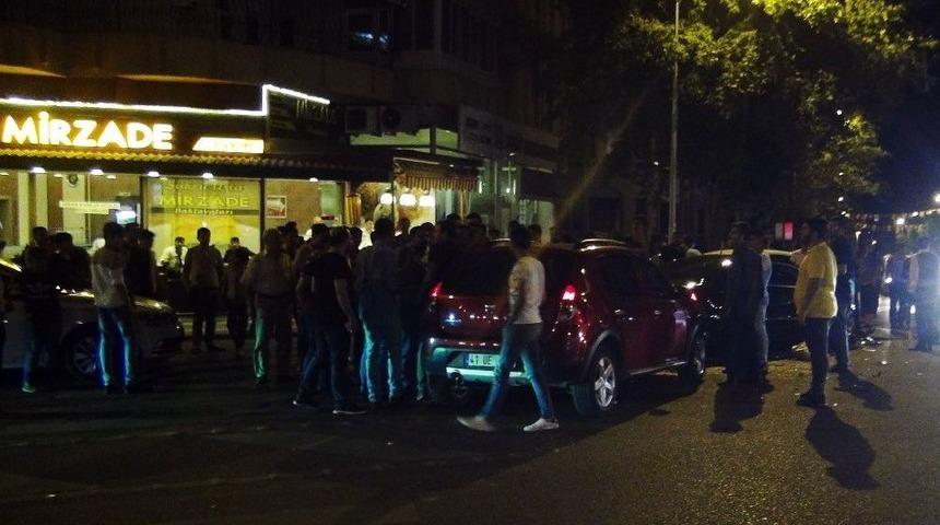 S&uuml;r&uuml;c&uuml;ler Kaza Yaptı, Meraklı Kalabalık Tekme Tokat Kavga Etti