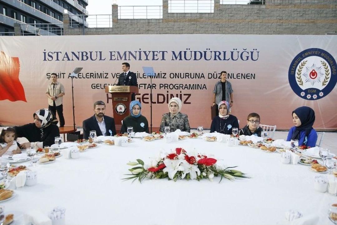 Emine Erdoğan: "kud&uuml;s Başta Olmak &Uuml;zere T&uuml;m D&uuml;nya M&uuml;sl&uuml;manları T&uuml;rkiye&rsquo;nin Umut Işığına Muhta&ccedil;"