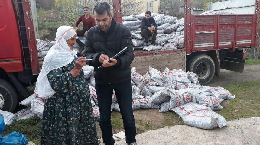 Tatvan&rsquo;da K&ouml;m&uuml;r Dağıtımı