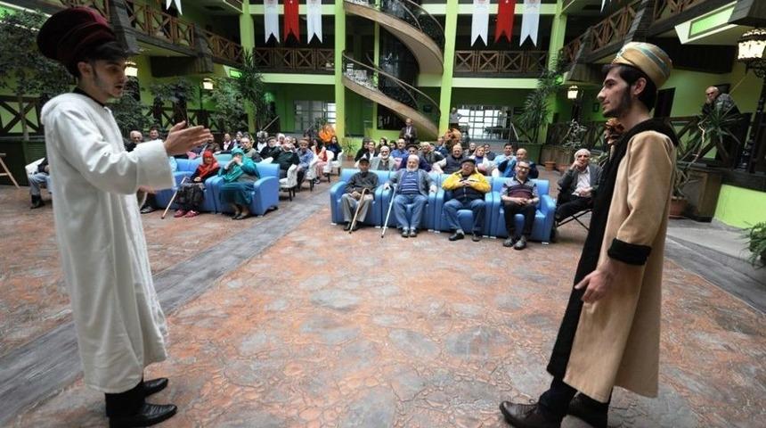 Liseliler Huzurevi Sakinleri İ&ccedil;in Sahneye &Ccedil;ıktı