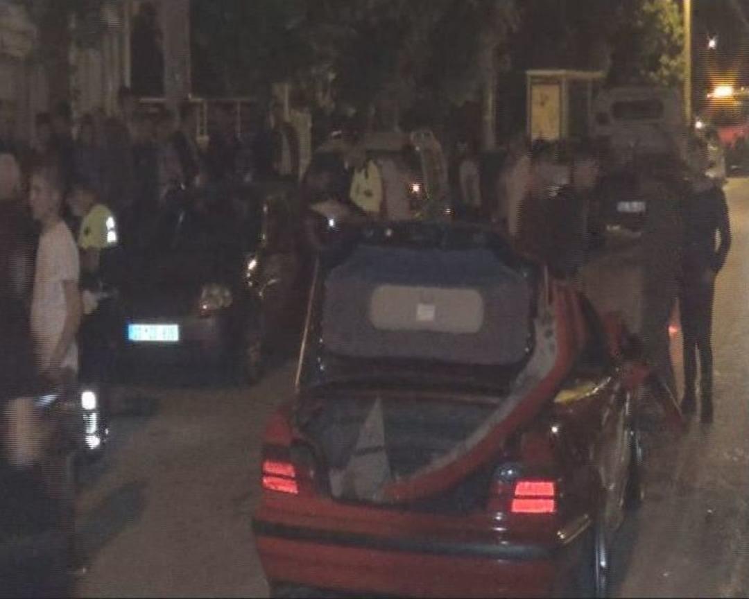 Kontrolden &Ccedil;ıkan Spor Otomobil Bankete Ve Park Halindeki Ara&ccedil;lara &Ccedil;arptı: 2 Yaralı