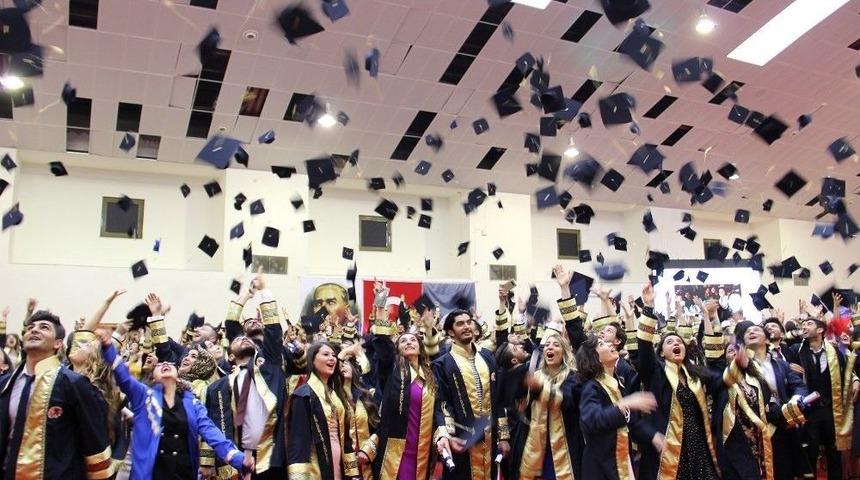 Fen-edebiyat Fak&uuml;ltesi Mezunları Kep Fırlattı