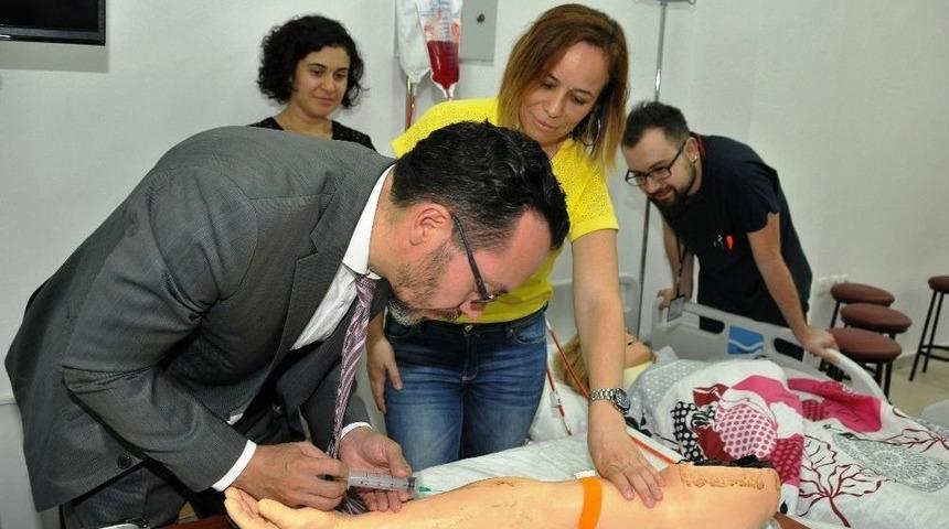 Adü Tıp Fakültesi Öğrencileri Simülasyon Laboratuvarında