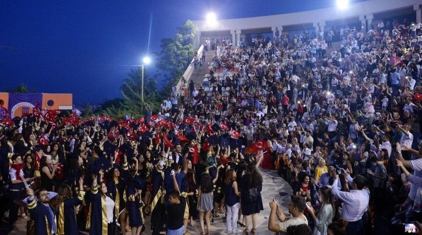 &Ouml;ğretmen Adayları Mezuniyet Coşkusu Yaşadı