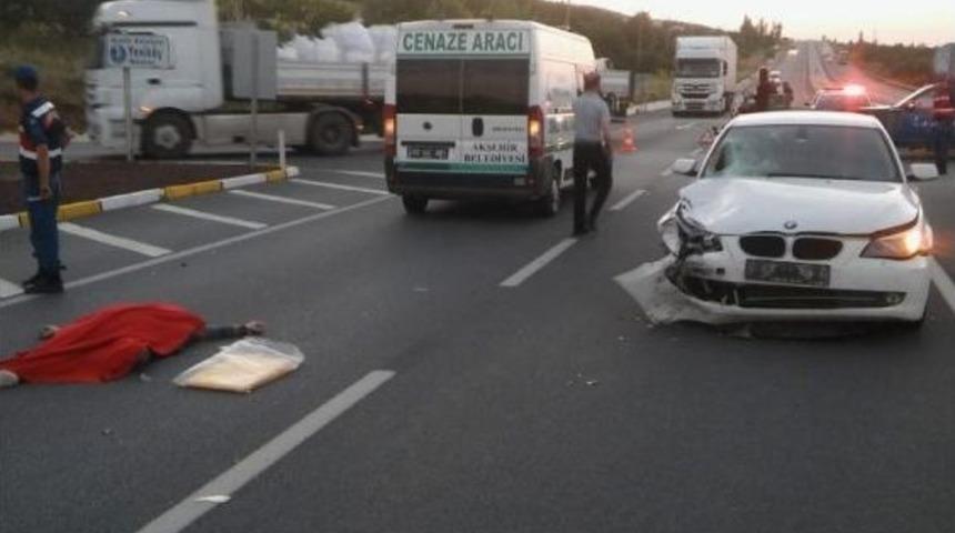 Otomobille &Ccedil;arpışan Motosikletin S&uuml;r&uuml;c&uuml;s&uuml; &Ouml;ld&uuml;