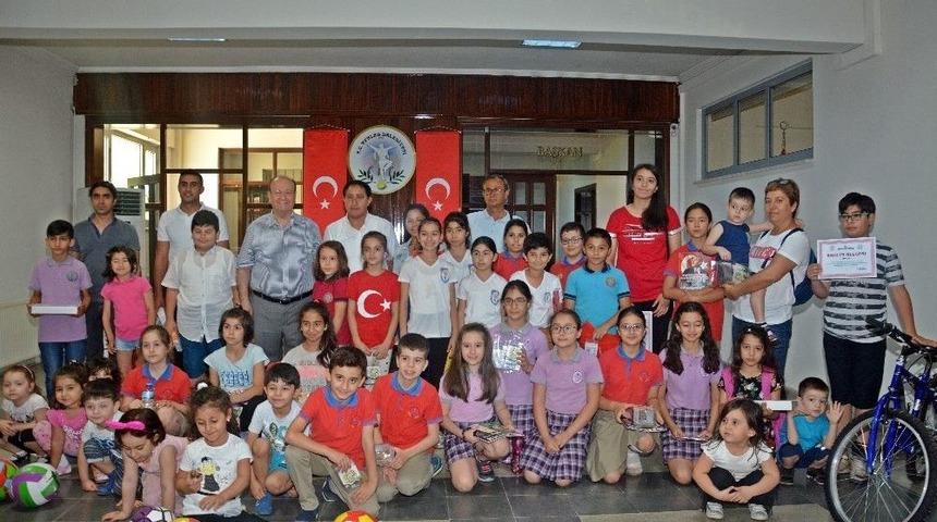 &Ccedil;evreciler &Ouml;d&uuml;llerini Başkan &Ouml;zakcan&rsquo;ın Elinden Aldı