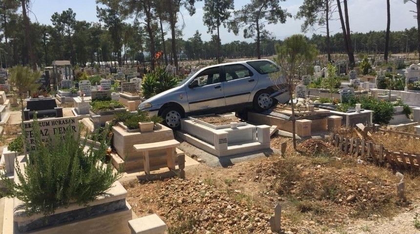 Fren Yerine Gaza Basınca Mezarların &Uuml;zerine &Ccedil;ıktı