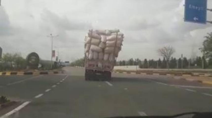 Aşırı Y&uuml;kl&uuml; Kamyon Trafikte Tehlike Sa&ccedil;tı