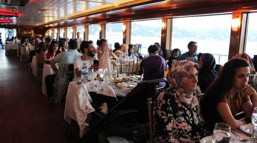 3 Bin &Ouml;ğrenci Mezuniyetlerini Boğaz Turuyla Kutladı