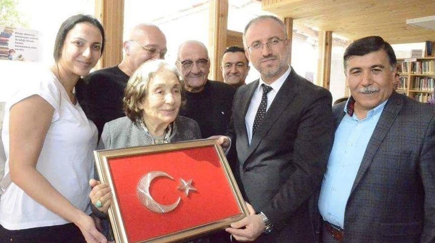 Yazar G&uuml;lten Dayıoğlu: Beyin, Kitap Okumakla Gelişir