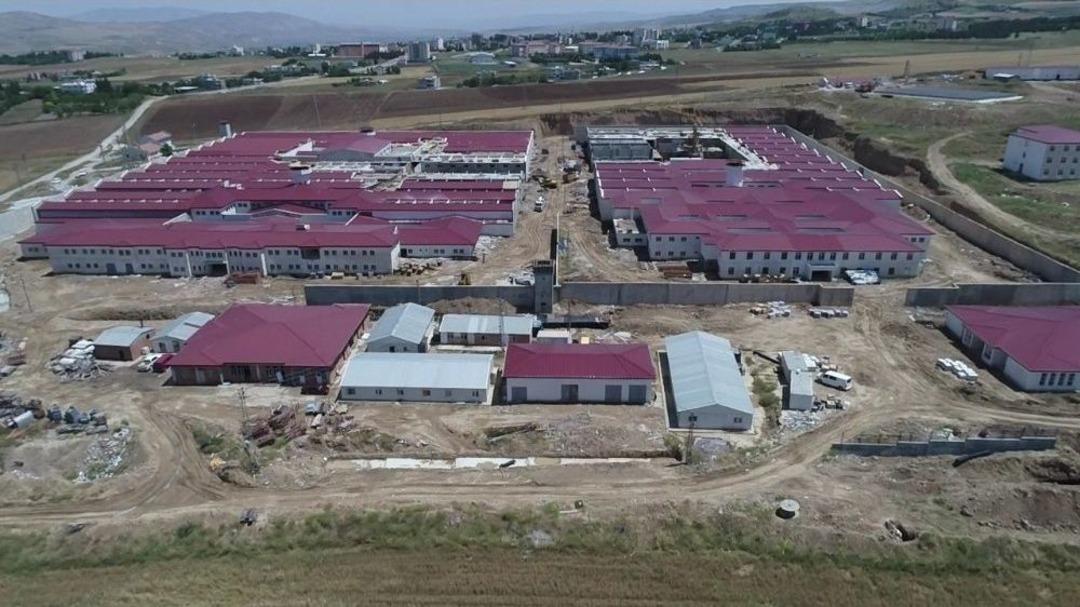 Batman&rsquo;da Fet&ouml;&rsquo;den Tutuklananlar İ&ccedil;in Yapılan Cezaevi S&uuml;r&uuml;yor