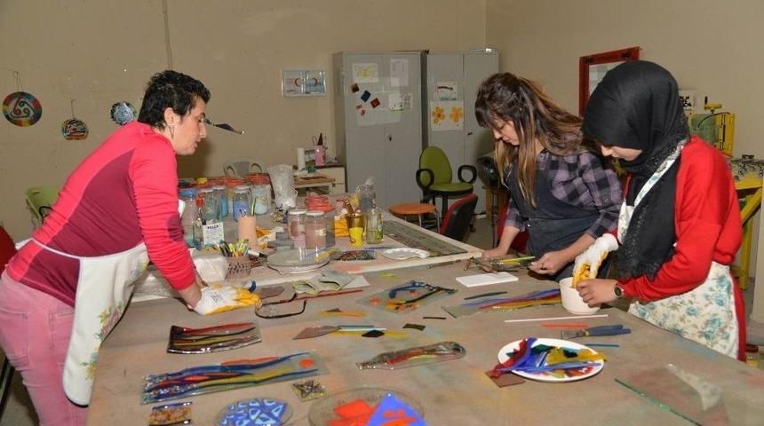 Kursiyerler Camdan S&uuml;s Eşyaları &Uuml;retecek