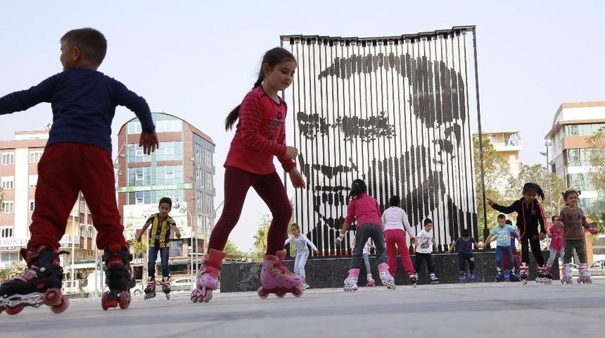 D&ouml;şemealtı&rsquo;nda Kent Meydanı&rsquo;nda Paten Dersi