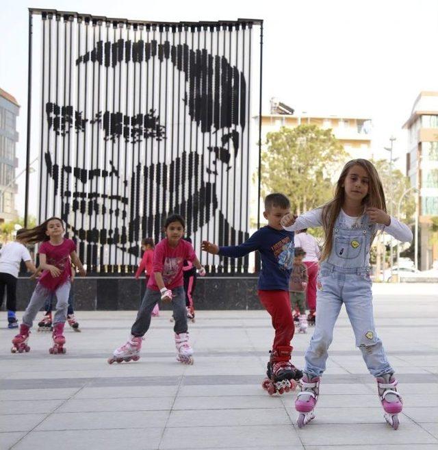 Döşemealtı’nda Kent Meydanı’nda Paten Dersi 1