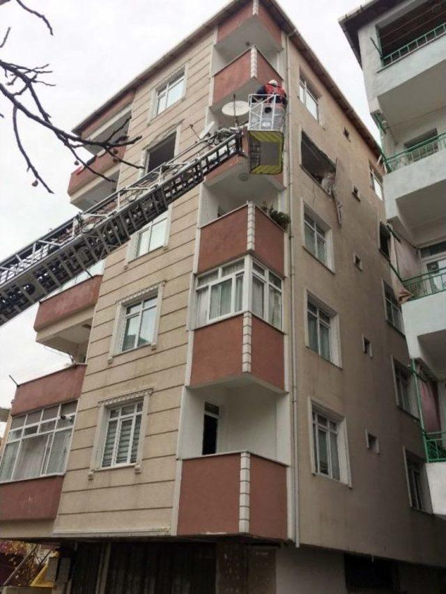 Pendik’te Evde Tüp Patladı: 2 Yaralı