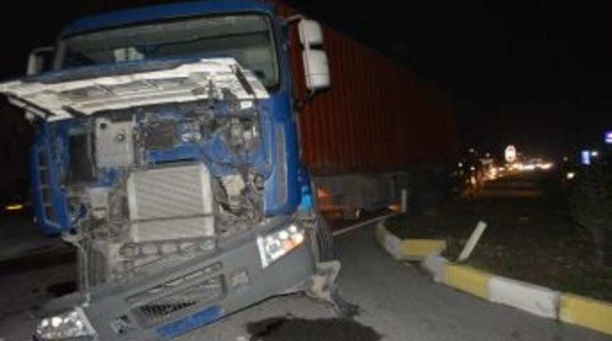 S&ouml;ke&rsquo;de Tır İle Otomobil &Ccedil;arpıştı: 2 Yaralı