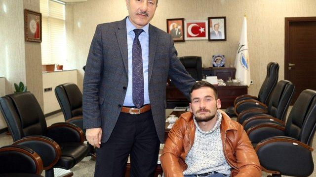 Van Büyükşehir Belediyesinden Engelli Gence Konteyner Yardımı