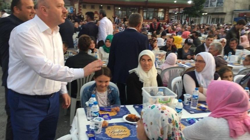 İftar Sofrasında Yer Kalmayınca Milletvekili A&ccedil; Kaldı