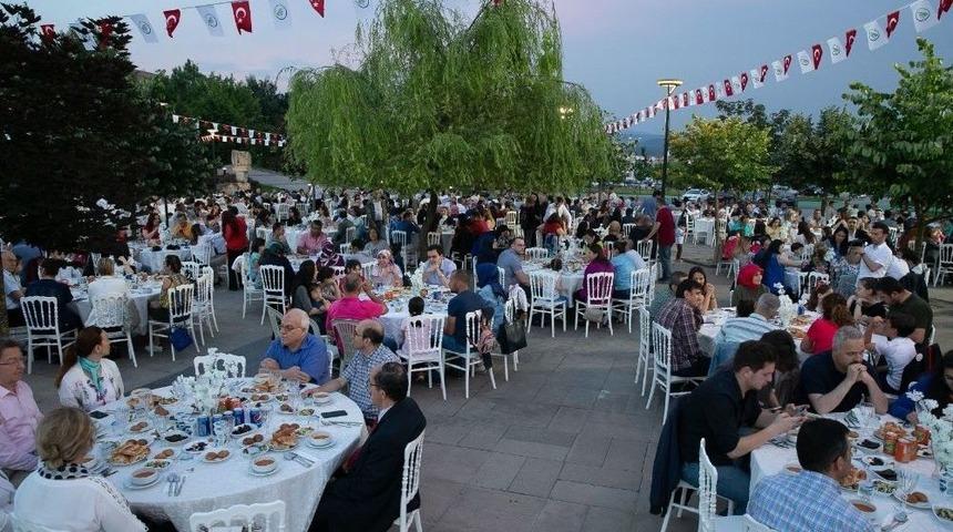 Düzce Üniversitesi Hastanesi Personeli İftarda Bir Araya Geldi