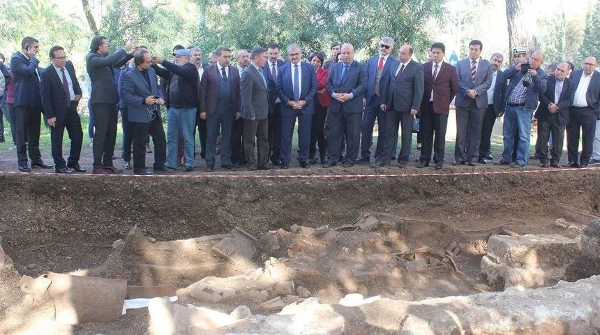 Vali Karaloğlu: "noel Baba’nın Gerçek Kemikleri Bulunabilir"