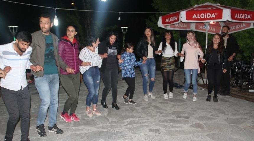 &Ouml;ğretmenler, Bir Yılın Yorgunlunu Halay &Ccedil;ekerek Attılar