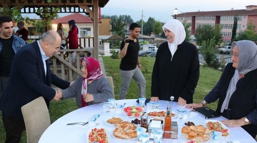 Vali Dağlı Huzurevi Sakinleri İle İftar Yaptı