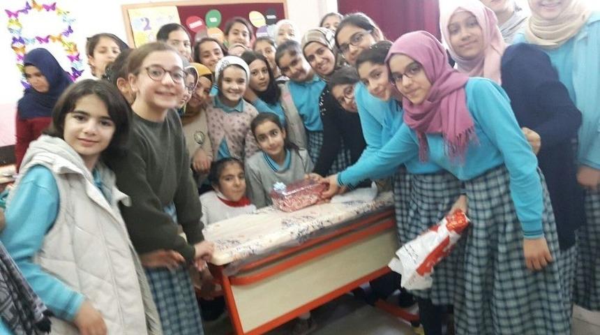 &Ouml;ğrencilerden Rahatsız Olan Arkadaşına Anlamlı S&uuml;rpriz