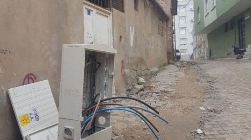 Ka&ccedil;ak Kullanamayacaklarını Anlayınca Panolara Saldırdılar