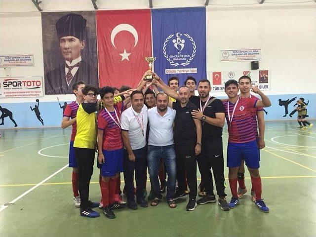 Nazilli Atatürk Ortaokulu Futsalda Türkiye Üçüncüsü Oldu