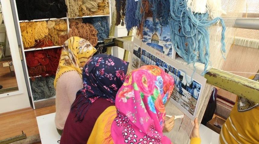 Başbakan Binali Yıldırım&rsquo;a Mescid-i Aksa Halısı Verilecek