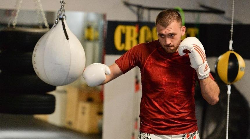 Kızıl, Altın Madalya İle D&ouml;nd&uuml;