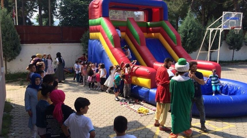 Başkan Akcan&rsquo;dan &Ccedil;ocuklara Karne Hediyesi