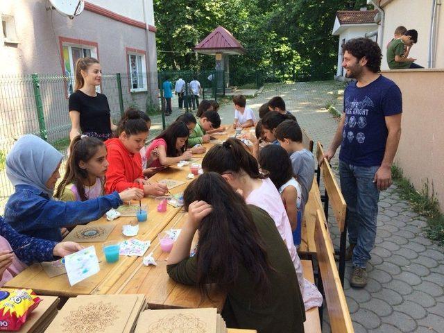 Başkan Akcan’dan Çocuklara Karne Hediyesi