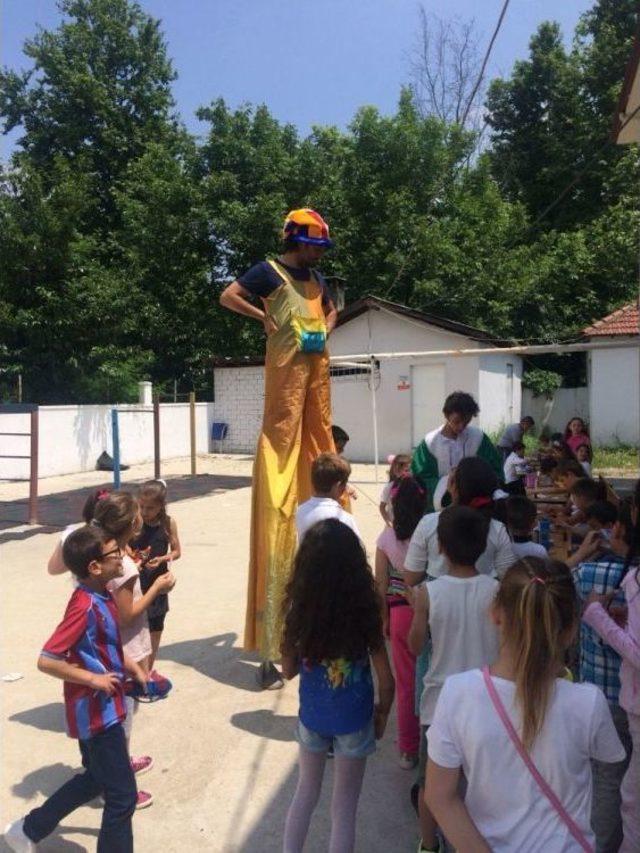 Başkan Akcan’dan Çocuklara Karne Hediyesi