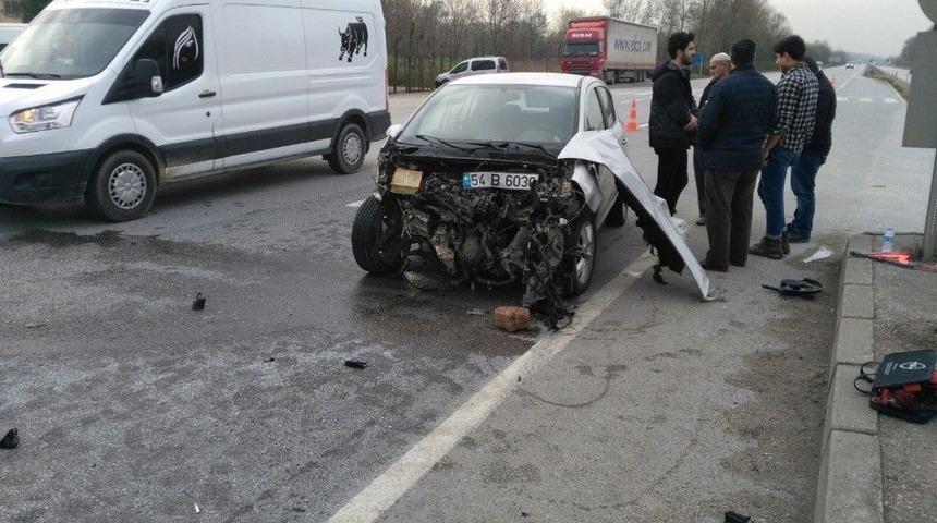 Otomobiller Kafa Kafaya Çarpıştı Yaralanan Olmadı