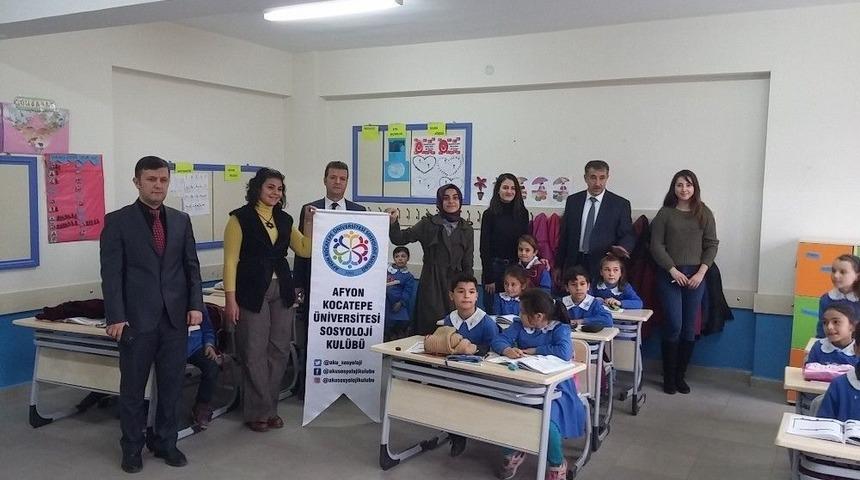 Üniversite Öğrencilerinden Köy Okuluna Gönül Köprüsü