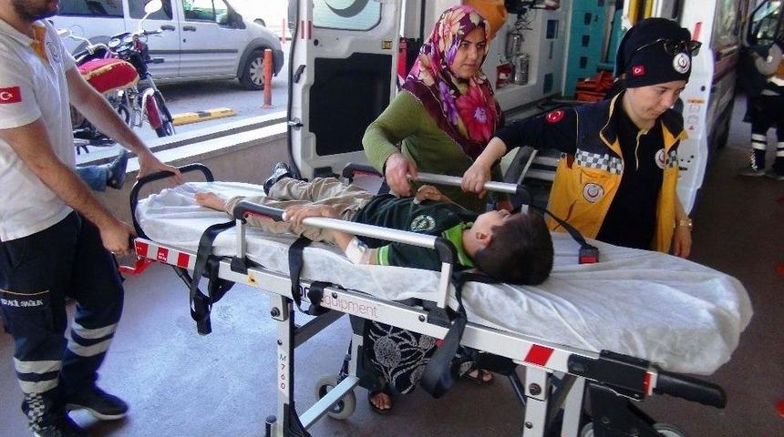 Koşarak Karşıya Ge&ccedil;mek İsteyen &Ouml;ğrenciye Otomobil &Ccedil;arptı