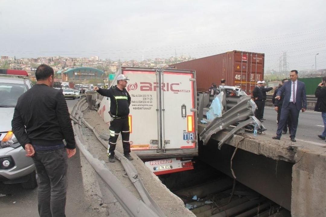 Protokol Eşlerini Taşıyan Minib&uuml;s Kaza Yaptı: 1 &Ouml;l&uuml;, 10 Yaralı