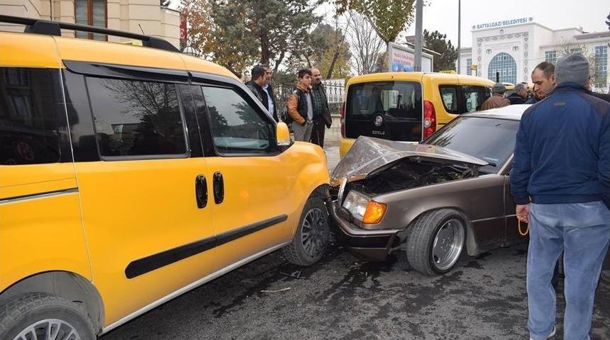 Otomobil Taksi Durağına Daldı