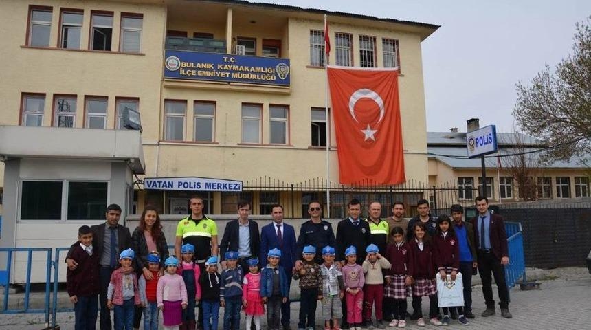 Minik &Ouml;ğrencilerden Polislere Anlamlı Ziyaret