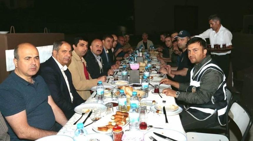 Yöneticiler, Polislerle Sahur Yaptılar