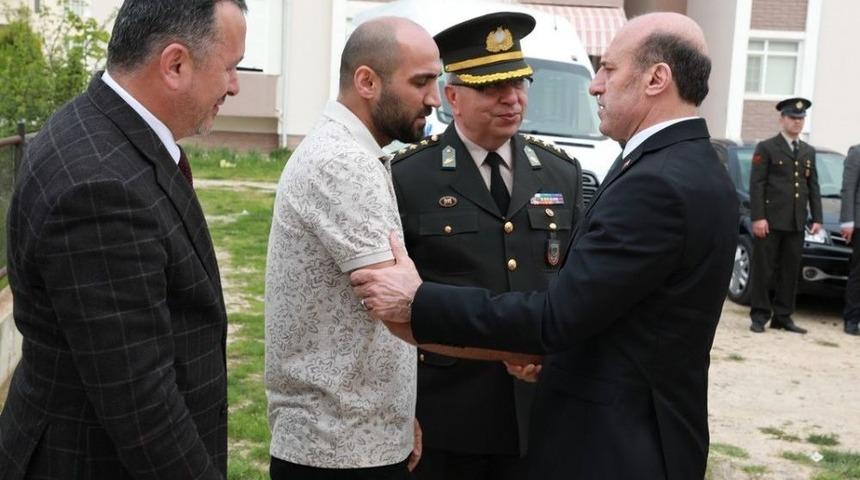 Vali &Ccedil;ift&ccedil;i, Afrin Şehidinin Ailesiyle Buluştu