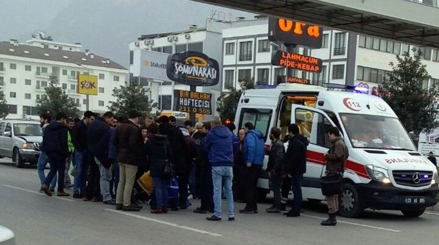 Karşı Ge&ccedil;meye &Ccedil;alışan Gen&ccedil; Kıza Kamyonet &Ccedil;arptı: 1 Ağır Yaralı