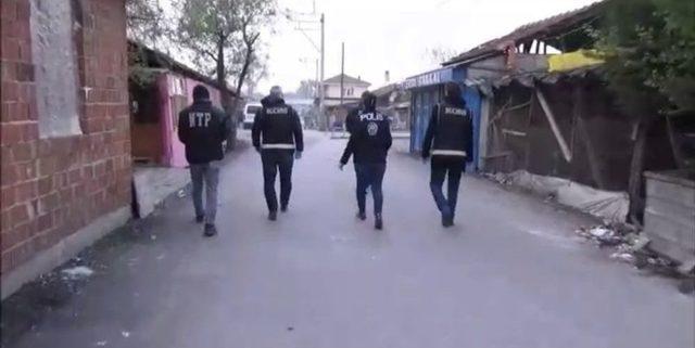 Sakarya’da Sokak Satıcılarına Operasyon: 18 Gözaltı