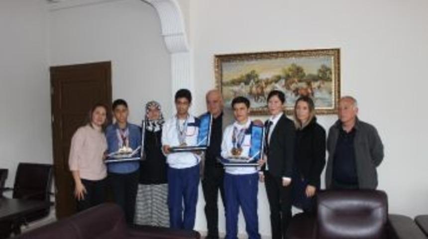 &Ouml;zel Sporculardan Başkan Kara&ccedil;elik&rsquo;e Ziyaret