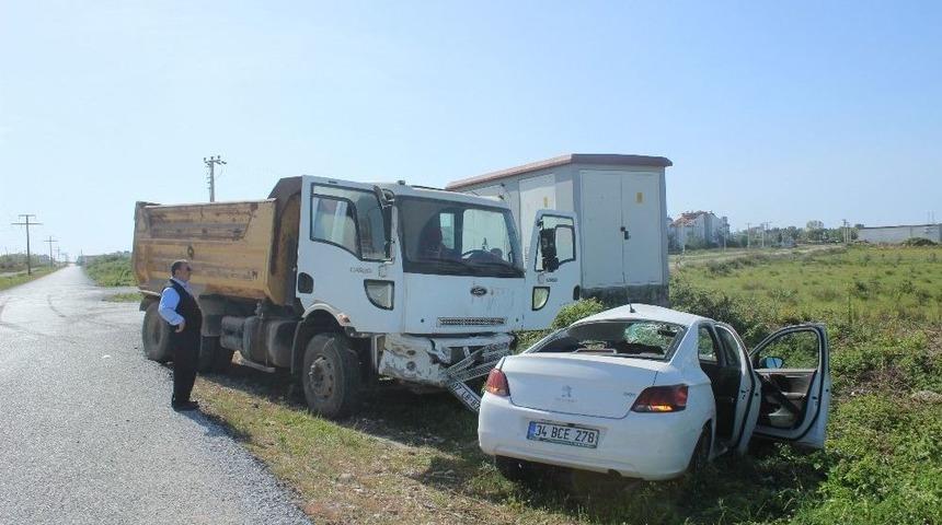 Antalya&rsquo;da Kamyon İle Otomobil &Ccedil;arpıştı: 1 Yaralı