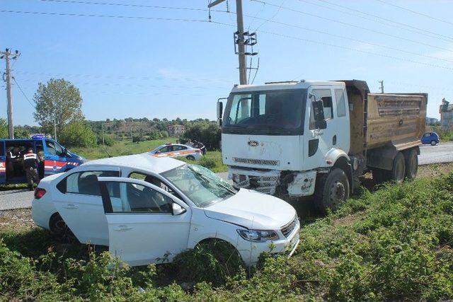 Antalya’da Kamyon İle Otomobil Çarpıştı: 1 Yaralı