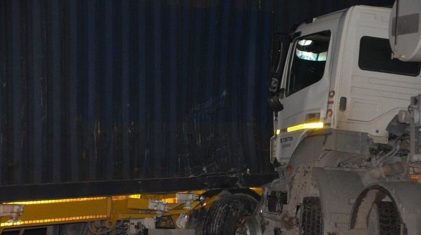 İzmir&rsquo;de Tır İle Beton Mikseri &Ccedil;arpıştı; 1 Kişi Yaralı