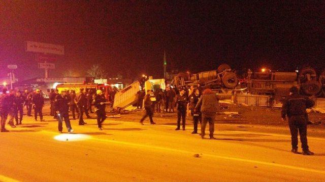 Kontrolden Çıkan Tır Nöbet Tutan Polislerin Arasına Daldı